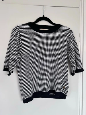 Y2K svart/vit stickad topp – Pernilla Wahlgren - Finstickad supermjuk(!!!) svart/vit mönstrad topp från Pernilla Wahlgrens kollektion. Så snygg till jeans eller kjol!! Perfekt för Y2K / clean girl outfits. Använd 3 gånger - nyskick!