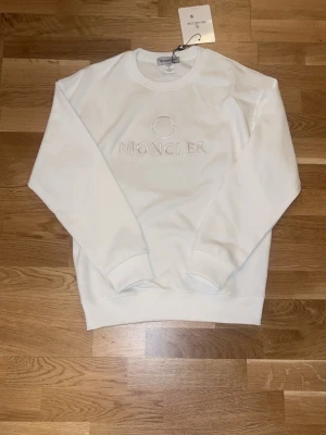 Vit clean sweater  - En vit och clean sweatshirt som är helt ny med tag kvar aldrig använd och i topp skick