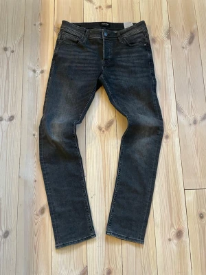 Jack&Jones Jeans - Feta jeans från J&J i färgen mörkgrå | superfint skick | storlek 30/32 | modell:slim glenn | skriv vid fråga eller annat 🙌