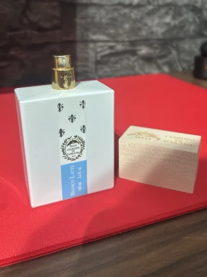 Giardini Di Toscana Bianco Latte - Försöker sälja min lilla kollektion eftersom jag inte direkt är lika intresserad av parfymer längre. Som man kan se på bilden så är det lite klister kvar på baksidan från en prislapp, det går lätt att tvätta av vid behov. Sedan kan man också se att det blir någon orange aktig smörja runt atomizern, men det verkar vara vanligt för den här parfymen. Tyvärr ingår ingen låda för jag var dum nog att slänga den efter jag köpte den. Som man kan se på sista bilden är det ungefär 80-90 ml kvar.