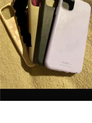 Paket med 4 mobilskal – iPhone 11 - Säljer ett paket med 4 mobilskal till iPhone 11. Olika färger & stilar – perfekt om du gillar att byta look ofta.  ✔ Passar iPhone 11 ✔ Normalt slitage, inga sprickor ✔ Skyddar kanter & kamera  Säljs i två paket (eller tillsammans för ett lite högre pris): •Litet paket: 1 skal från Ideal of Sweden •Stort paket: resterande skal (bl.a. Holdit) 💰80 kr för hela paketet. Vill du köpa endast ett paket? Skicka meddelande innan köp. Snabb frakt📦