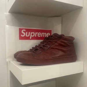 The last conspiracy skor - Säljer dessa unika vinröda skor från The last conspiracy. | Modellen påminner om Balenciaga arenas. | Skorna är I mycket gott skick och har enbart lite veck på sig som syns i bilderna. Och det är inget som påverkar användningen av skorna. | De är i Storlek 41 men passar även 42. | Det är bara att höra av sig om man har några frågor eller om man vill ha flera bilder.  ⚠️Supreme påsen ingår ej⚠️