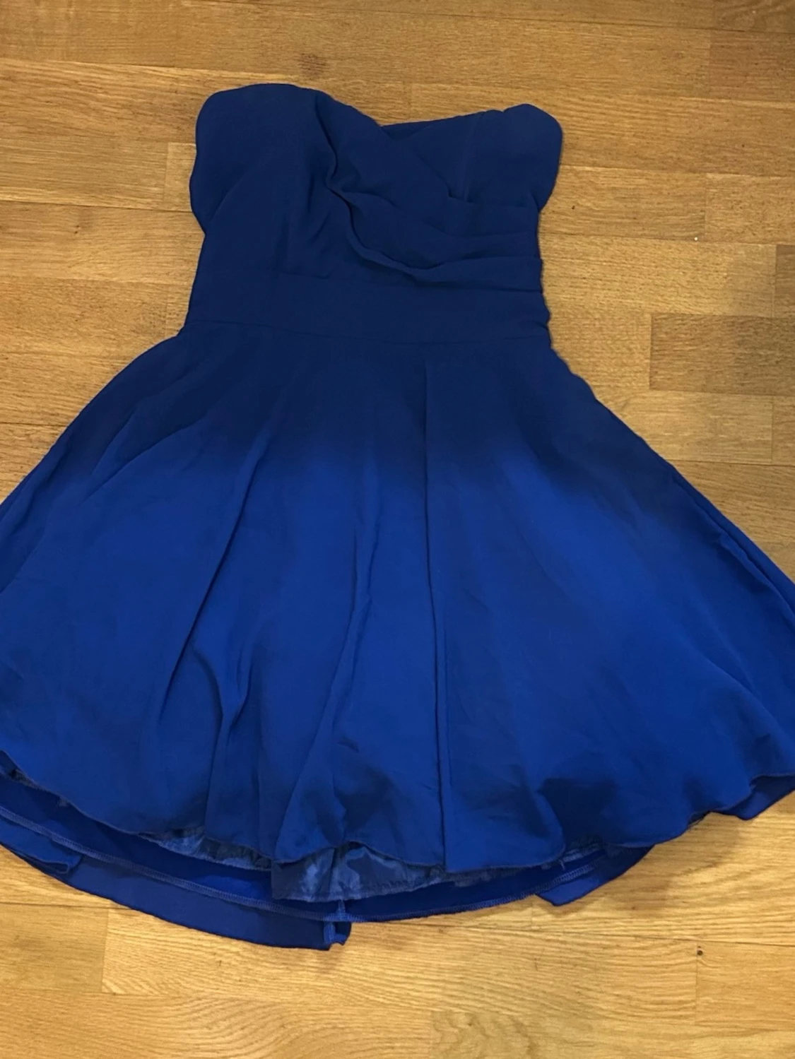 Blå axelbandslös kort klänning - 3