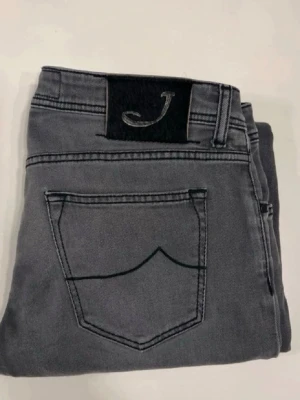 Jacob cohen jeans  - Gråa cohens i ny skick! Bra pris, tveka inte på att fråga om ni har funderingar!