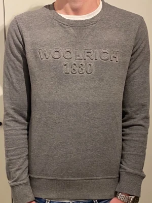 Grå tröja från Woolrich - Tja! Säljer denna riktigt snygga tröja ifrån Woolrich | Storlek S | Jag på bilden är 182! | Hör av er vid minsta lilla fundering 🙌