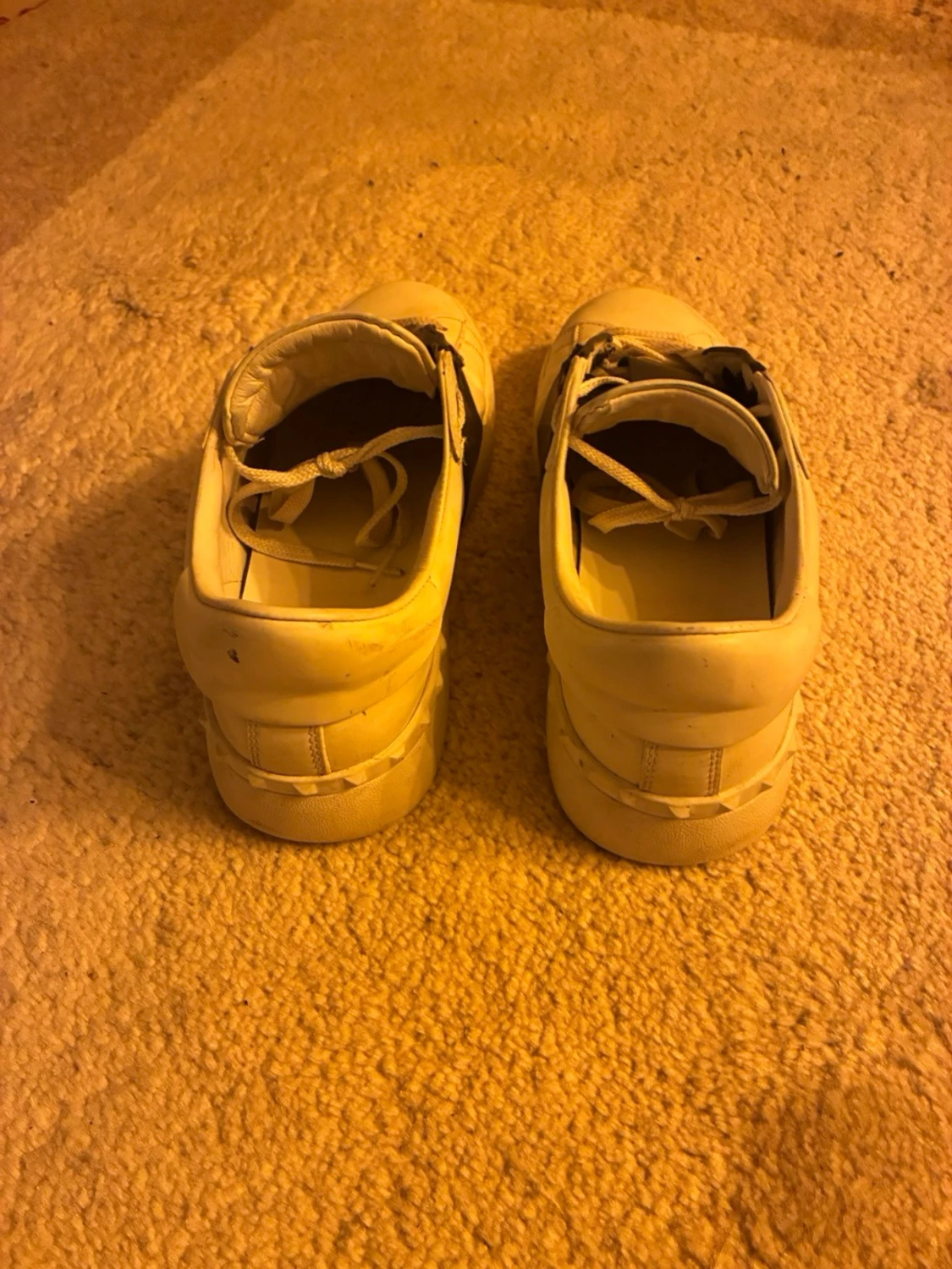 Vita sneakers med svart detalj - 2