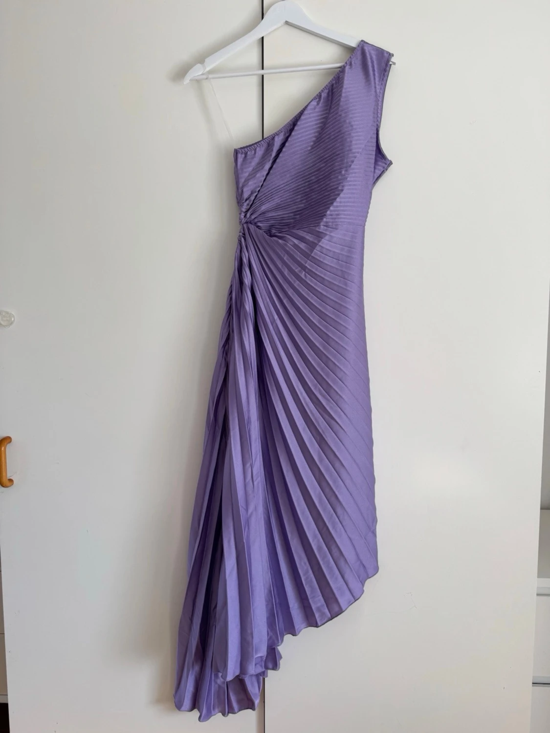 Lila plisserad oneshoulderklänning - 1