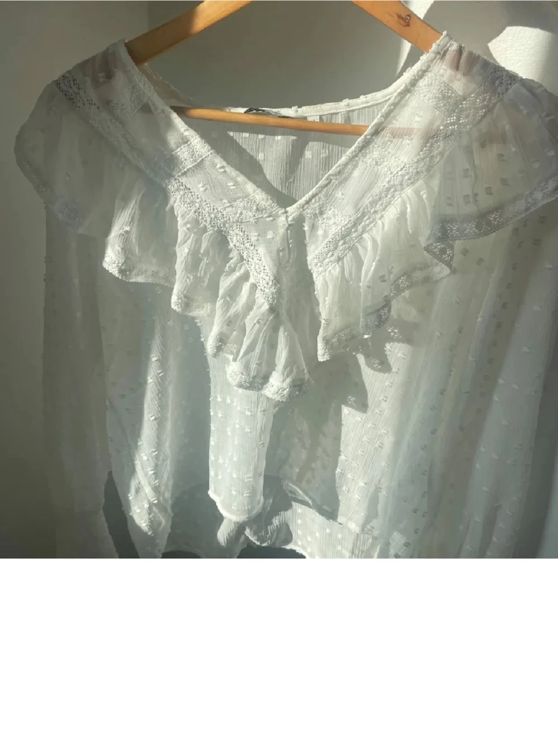 Vit blus med volang och spetsdetaljer