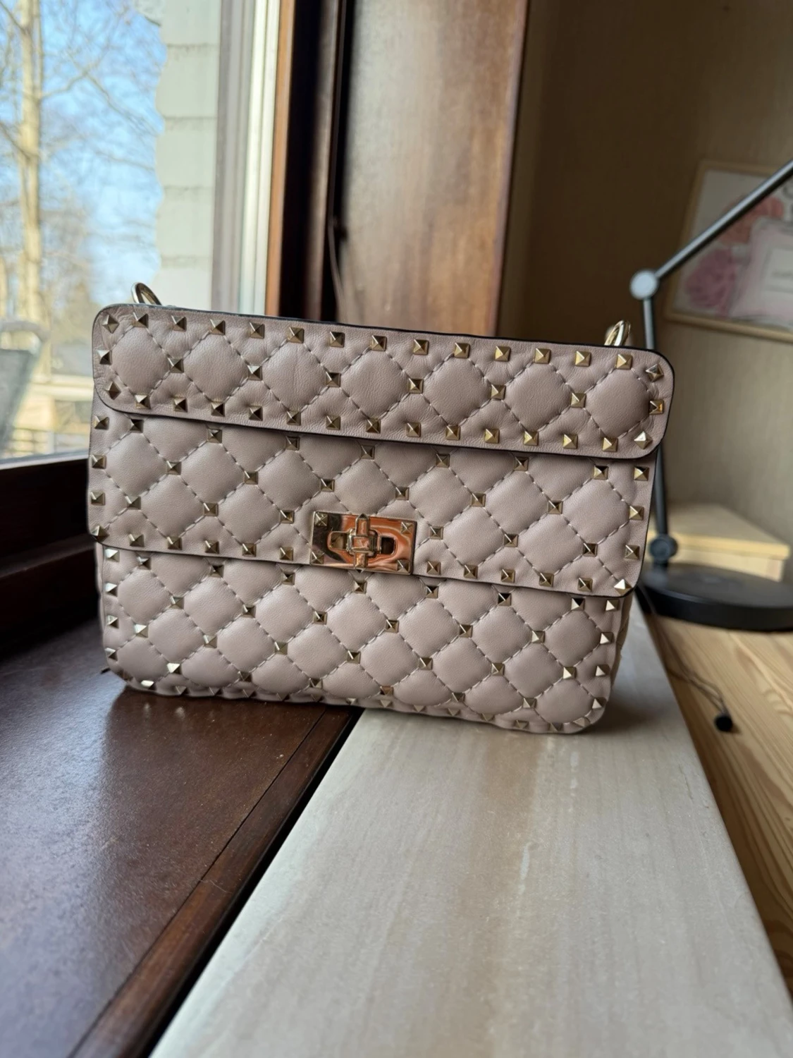 Beige quiltad handväska med nitar