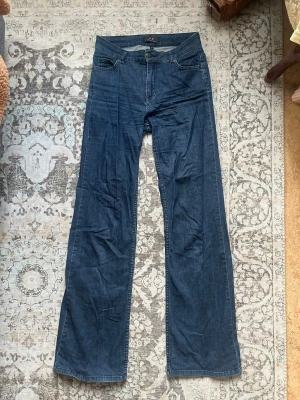 Mörkblå bootcut jeans - Snygga mörkblå jeans från Modström med bootcut passform och klassisk femficksdesign. Jeansen har normal midja och utsvängda ben. Perfekta för en trendig och avslappnad look.