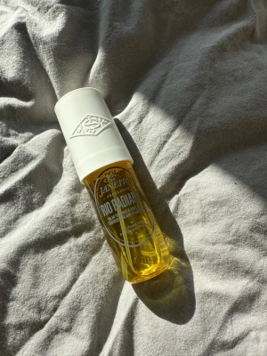 Sol de Janeiro Rio Radiance parfym - Sol de Janeiro Rio Radiance är en parfym i en genomskinlig gul flaska. Parfymen är i 90ml och är öppnad men aldrig använd❤️