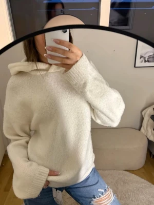 Fin hoodie  - Säljer denna jättefina stickade hoodie då den tyvärr är för stor!!