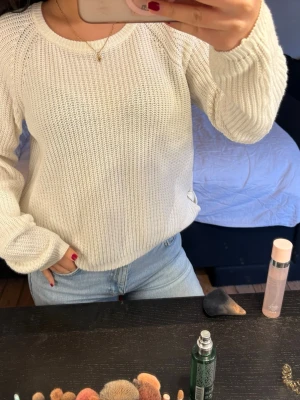 Vit stickad tröja med knyt i sidan - Säljer en vit stickad tröja💞 Tröjan har en snygg detalj med knytband i sidan 