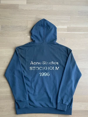 Acne Studios Hoodie  - Säljer en fet Acne Studios Hoodie i riktigt bra skicka. En snygg blå färg och storleken är M. Skriv gärna vid minsta fundering eller fler bilder 