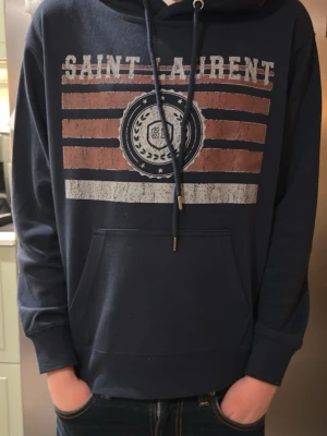 Saint Laurent hoodie - Hej och välkommen till liljestrands nu säljer vi en SL hoodie osäker på äktehet därav pris den sitter som xxs Elelr xs beror på hur man vill den ska sitta men rekommenderar dig runt 165-170 så passar den nog bra kom med frågor osv mvh liljestrand 