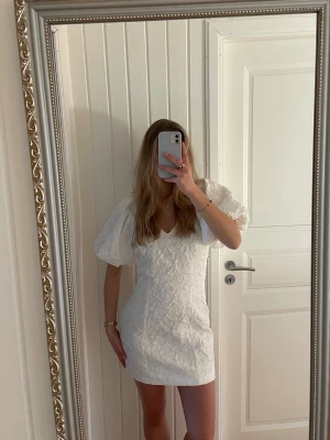 Student klänning  - Säljer denna superfina student klänningen från Gina Tricot i storlek 38. Endast använd en gång och i nyskick! Skriv vid frågor eller fler bilder. 💗