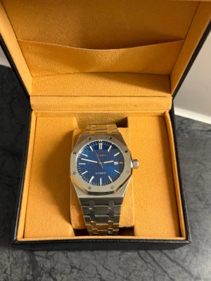 Seiko mod  - ⌚ Automatisk Seiko Mod i rostfritt stål.  Stilren klocka med automatisk mekanisk rörelse (inga batterier).   Levereras med box, certifikat och justeringsverktyg för att justera länken.  📱 Följ mig på TikTok eller Instagram för fler bilder och videos på klockan.  💬 Skicka DM vid intresse. OBS: pris går att diskutera! 