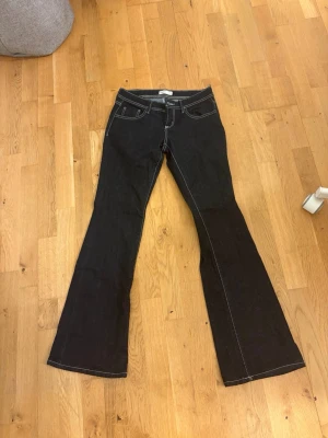 Jeans - Säljer ett par mörkblåa bootcut jeans med vita sömmar från gina storlek 36. Jeansen är som i ny skick, inte använda så ofta. Säljes pga är för små för mig som är 176 lång🤗de är lågmidjade och utåtsvängda 