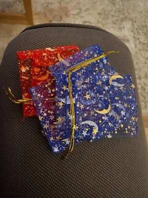 Start-kit halsband tillverkning  - Göra egna halsband för eget bruk eller sälja vidare ? Är väldigt enkelt och dom säljer väldigt brax har själv sålt och tagit 30-50kr st för dom .  Här hittar du material för att göra 20 halsband . 20 berlocker (blandat), 10 kedjor rostfritt och 10st i svart, 20st hopringar och sen 20st återslutande plastfickoe . Kan sälja större mängder med 