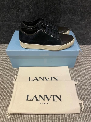 Lanvin skor  - Hej, säljer nu dessa svin snygga lanvin skor. Skorna är i fint skick!  Begränsat antal boxar och dustbag. Hör av dig vid frågor. 