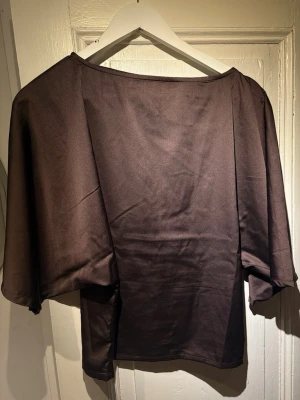 Brun satin topp med vida ärmar - Använd en gång, köpt för ca 150kr