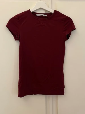 T-shirt - Säljer denna vinröda T-shirt ifrån lager157 i storlek S. Helt oanvänd , endast testad ❤️‍🔥