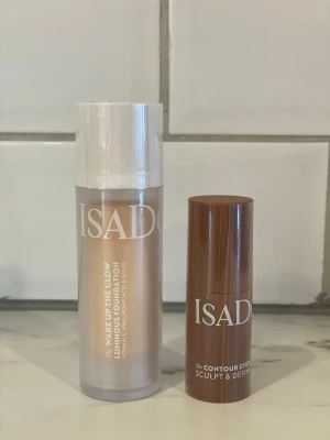 Wake Up The Glow Foundation från Isadora - Wake Up The Glow Luminous Foundation från Isadora i en beige nyans med pumpflaska i plast. Ger ett glowigt resultat och innehåller hyaluronsyra och SPF 30. Passar alla hudtyper, särskilt blandhy. Vegansk och parfymfri.