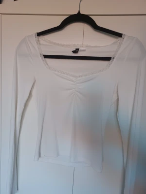 2st tröjor med spets💘 - Säljer två söta tröjor med skrynkling i mitten. Skrynkligen på den svarta tröjan är lite sönder för tråden har typ lossnat på insidan men syns knappt på framsidan. ( köpte de på h&m för 150kr/st.🥹 Knappt använda så de har legat I min garderob ett tag. 💖!!