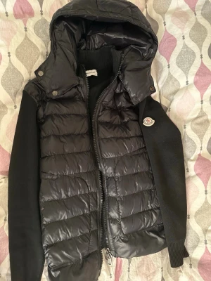 Moncler Cardigan Dam - Äkta Moncler cardigan för dam i storlek S. Jackan är i väldigt bra skick den enda defekten på jackan är en knapp som lossnat (syns på första bilden). Pris kan sänkas vid snabb affär 💕