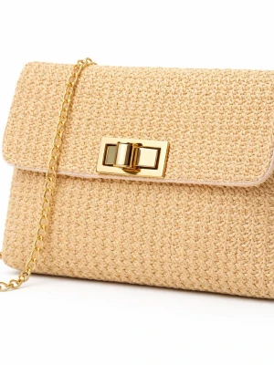 Beige kuvertväska med guldkedja - Snygg beige kuvertväska med flätad struktur och guldfärgad kedja. Väskan har ett elegant vridlås i guld och ljus insida. Perfekt för att bära det viktigaste och ge din outfit en stilren touch.