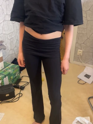 Svarta utsvängda leggings - Svarta leggings med hög midja och utsvängda ben. Mjukt och stretchigt material som sitter skönt på kroppen. Perfekta för en avslappnad och trendig look. Inga synliga loggor eller detaljer.