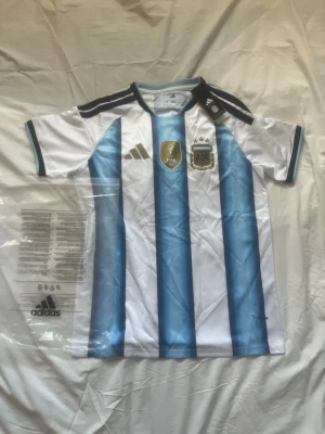 Argentinas VM tröja 2026 storlek S,M - Väldigt snygg många andra modeller finns och storlekar passa på nu när det är varmt ute välj gärna postorder,instabox följ oss gärna på tiktok Scandinavia_market mer saker finns kolla vår profil skriv vilken storlek ni vill ha innan ni köper !!