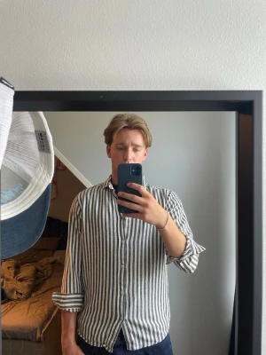 Linneskjorta  - Fin linneskjorta. Tillverkad i ett mjukt bomullstyg som känns skönt mot huden. XS