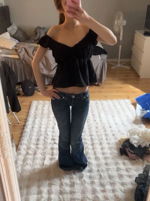 Topp/off-shoulder topp - Fin topp till sommaren som går att ha både off-shoulder och som vanligt på axlarna! Använd få gånger så ändå fint skick!💞