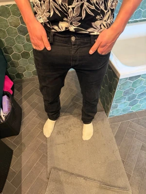 Svarta slim fit jeans - Snygga svarta slim fit jeans- bra skick. Storlek w34 l32! 
