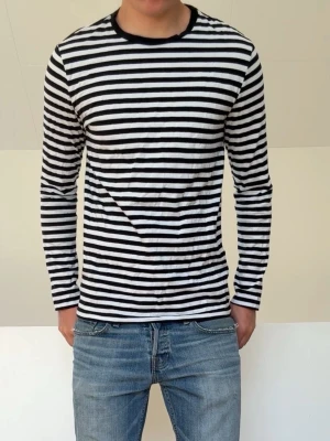Randig Tröja - Randig långärmad T-shirt i strl S. Bra skick utan nåra defekter och hör gärna av er vid frågor elr funderingar!!