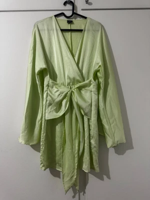 Klänning  - En klänning i stl XS från Gina Tricot som aldrig är använd säljs för 150 kr. 