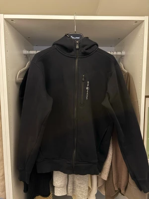 Sail Racing hoodie - Svart sail racing hoodie