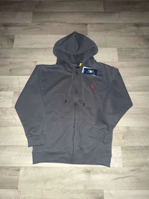 Polo Ralph Lauren hoodie - En helt ny Ralph Lauren snygg hoodie✅️ jätte fin och bra kvalitet på den💯.