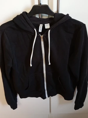 Divided Hoodie  - Divided Hoodie som är i bra skick utan hål eller dylika. Storleken på hoodien är M 