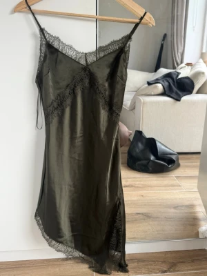 Grön sidenklänning - Grön sidenklänning från Gina tricot i storlek 34. Ny utan prislapp!