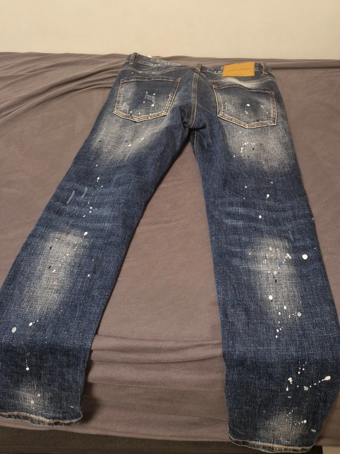 Mörkblå distressed jeans med färgstänk - 1