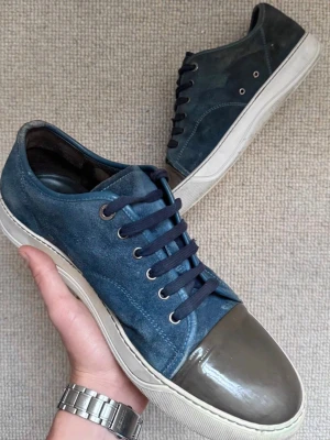 Lanvins - Snygga blå Lanvin sneakers med ovandel i mocka och cool lackad tå i mörkbrunt, Storlek UK10 = EU44, Skriv gärna vid frågor eller bud!👌🏻 