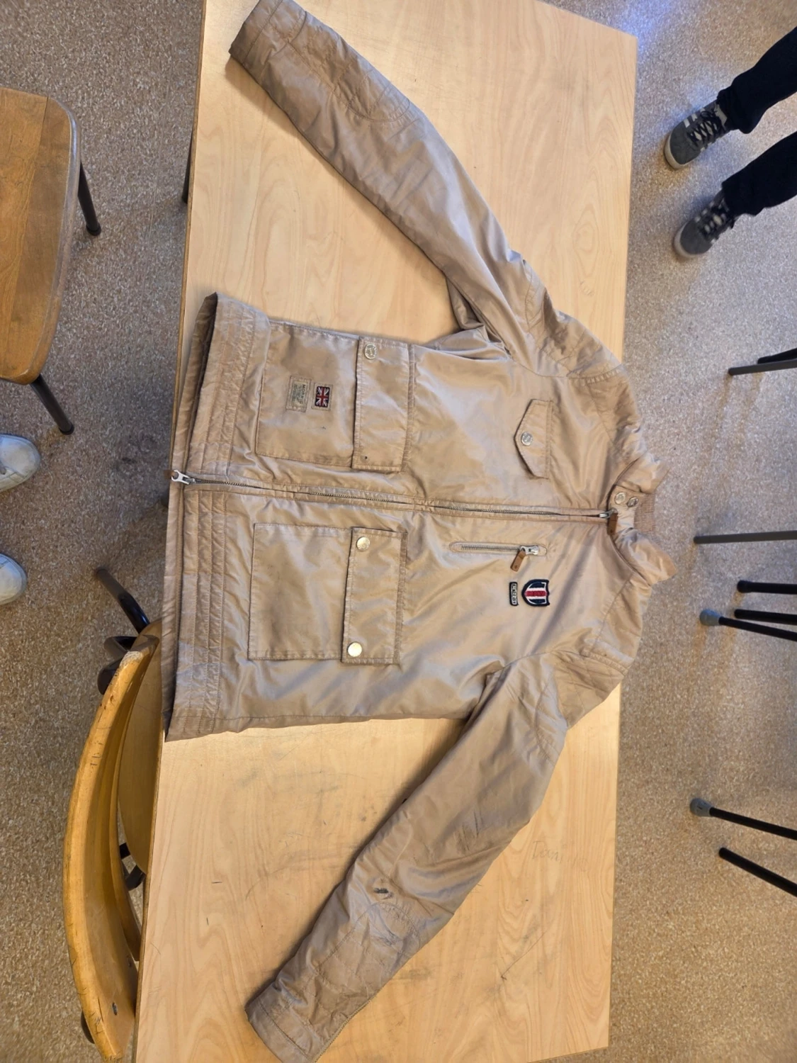 Beige vindjacka med patchdetaljer - 2