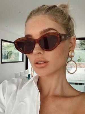 Chimi x Elsa Hosk “Just Right” Tortoise / Slutsålda - Populär cat eye-modell från Chimi x Elsa Hosk i tortoise. Modellen har utgått ur sortimentet. Original hard case medföljer. Mycket gott skick.  Hämtas på Södermalm, Hornsgatan vid Bysistorget. Kan skickas.