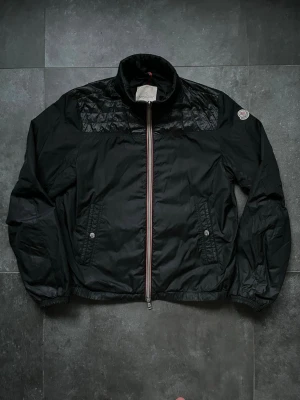 Moncler vår jacka  - Tjena, säljer nu denna riktigt snygga och populära Moncler vår jackan, den är i bra skick utan några skador, 2018 model, för äktehetsbevis se koden under qr koden, storlek 3/ L men passar M, hör av er vid frågor och funderingar🙌🤝 