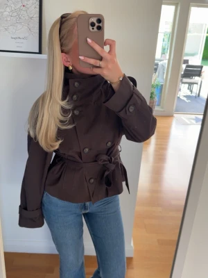 brun trenchcoat Bershka, slutsåld!!💕💕  - Snygg kort trenchcoat från Bershka 💕💕ny med lappar på! Slutsåld på hemsidan!