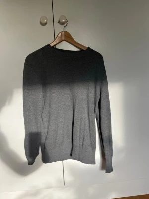 Grå stickad tröja - En enkel och stilren går stickad tröja med rund halsringning och långa ärmar. Perfekt basplagg som passar till det mesta och är lätt att matcha med andra kläder. Färgen är ljusare än på bilden!!!!