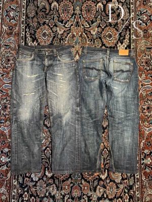 Vintage distressed nudie jeans - Riktigt schyssta nudie jeans med en rak passform, de är modellen ”easy Emil”. Dem är 32 längd men är uppsydda en bra bit. Snygga lagningar gjorda av nudie inga defekter förekommer. Midja: 39cm Längd:88cm Benöppning:18cm