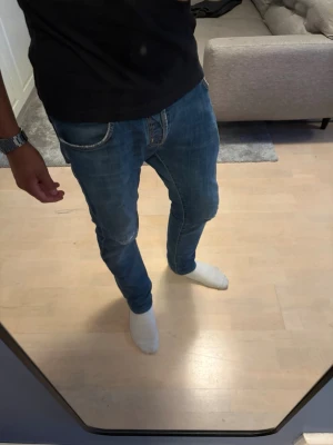 Blåa Jacob Cohen jeans - Säljer ett par feta Jacob Cohen jeans med slitningar som jag har fixat i storlek 31 passform slim fit. Skriv gärna om du har frågor, priset går att diskutera.